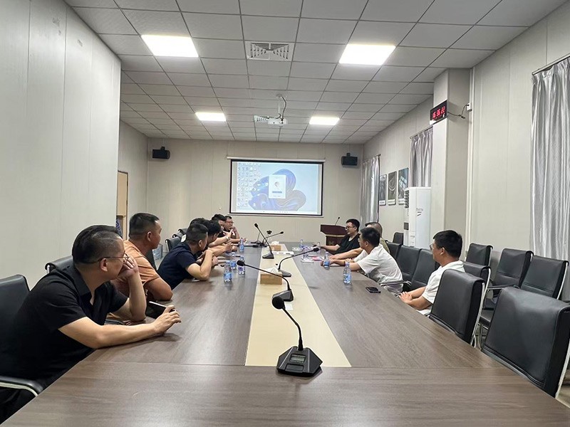 وفد من شركة Heyuan Runbang Machinery Mould يزور مجموعة هونغ شنغ لبحث التعاون في المشاريع الصناعية